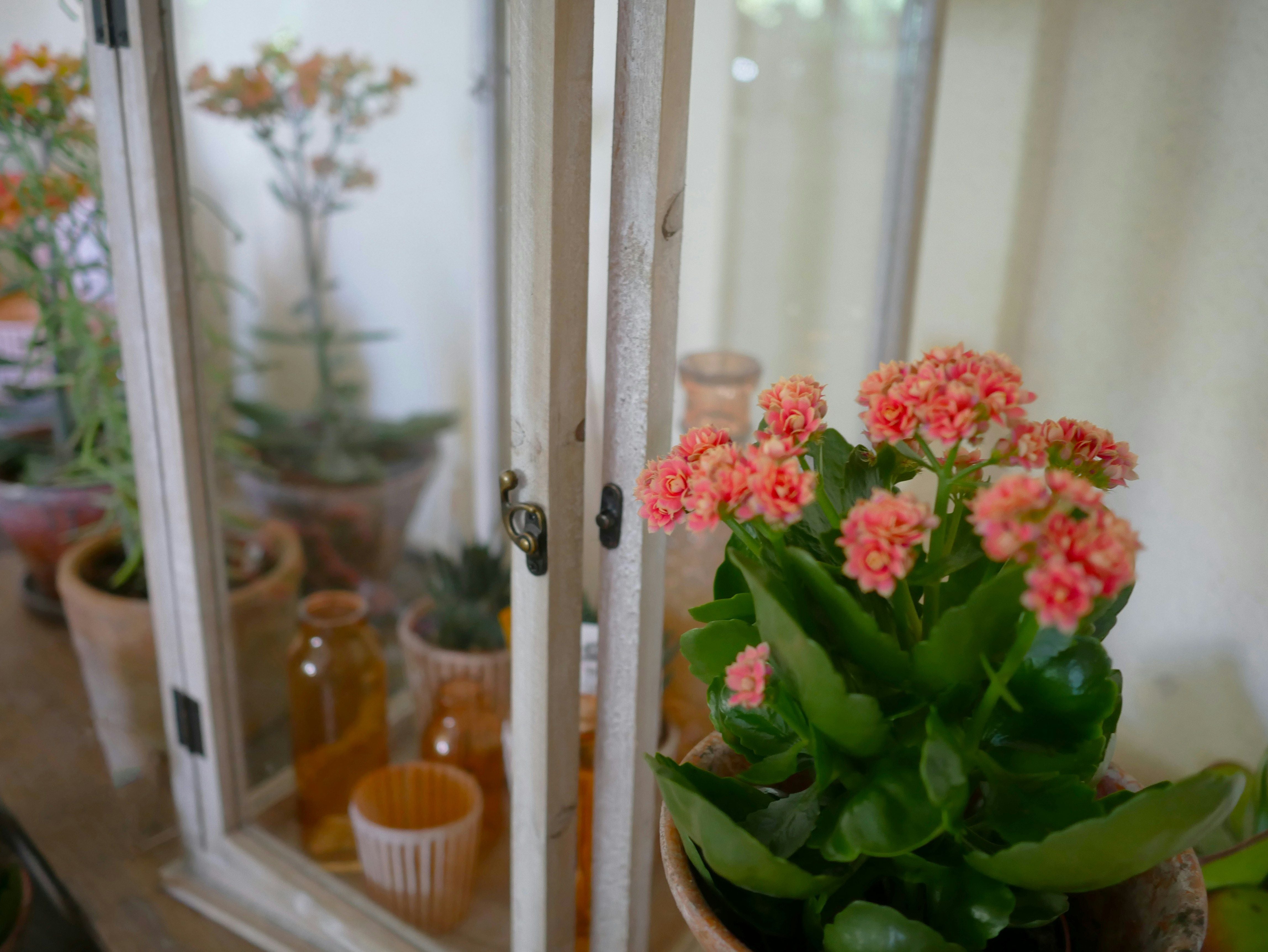 Tipps zum Dekorieren einer schmalen Fensterbank